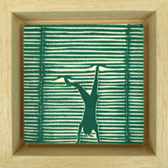 Edith Brouwer, Luxaflex handdstand groen, 75 euro, Lino op hout in baklijst, 10x10 cm