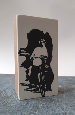 Edith Brouwer, Cipres 19, 85 euro, Ets op blok zonder ljist, 10x5x3,5 cm