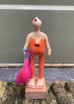 Kiki Demelinne, Oranje jutter vrouw, 95 euro, Keramiek, 20 cm