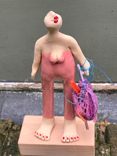 Kiki Demelinne, Roze jutter vrouw, 95 euro, Keramiek, 20 cm