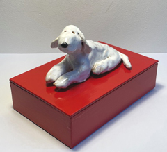 Kiki Demelinne, Hond op rood kistje, 150 euro, Keramiek en oud hout, 15x10x3,5 cm