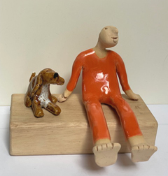 Kiki Demelinne, Man met hond op blokkendoos, 150 euro, Keramiek en oud hout, 13x14x15 cm