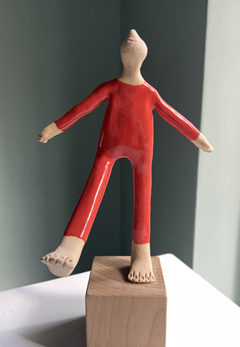 Kiki Demelinne, Balans man rood, 125 euro, Keramiek op blokkendoosblokje, 21 cm 