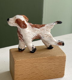 Kiki Demelinne, Hond op drafje, 50 euro, Keramiek op blokkendoosblokje, 9x8x4 cm 