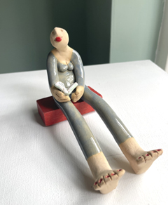Kiki Demelinne, Lezen, 125 euro, Keramiek op blokkendoosblokje, 10x14 cm 