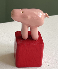 Kiki Demelinne, Spekkie rood, 45 euro, Keramiek op blokkendoosblokje, 6 cm 