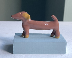 Kiki Demelinne, Teckel bruin, 50 euro, Keramiek op blokkendoosblokje,65 cm 