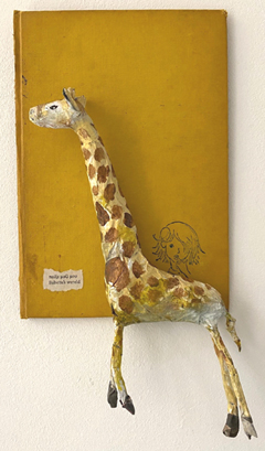 Babette Hofstede, Giraffe, 100 euro, Gemengde techniek op kaft van oud boek, 15x22 cm