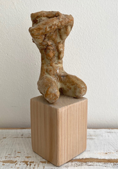 Anna Hulzink, Zelfbescherming, Keramiek op houten sokkel, 14x4x4 cm, €.150,-