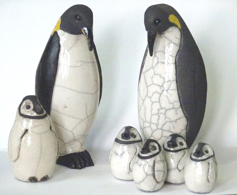 Elisabeth Leyen, Pinguins, Keramiek, Groot: 20x10 cm, €.175,- euro Klein: vanaf 40,- euro 