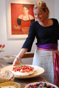 Margre Mijer in ARTACASA tijdens de presentatie van ARTACUCINA een kijkje in de keuken van galerie ARTACASA