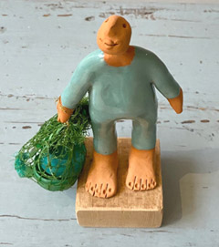 Kiki Demelinne, Jutter man aqua met groene zak, 18 cm inclusief sokkel, €.75,-