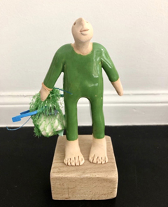 Kiki Demelinnek Strandjutter groen, Keramiek op houten sokkel met plastic zak van het strand, 14 cm, €.75,-