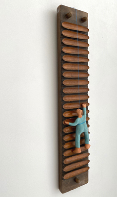 Kiki Demelinne, Klimmer aqua man, Keramiek aan houten sigarenpers, 60x10x3 cm, €.165,-