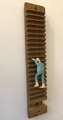 Kiki Demelinne, Klimmer, Keramiek aan houten sigarenpers, 60x10x3 cm, €.165,-