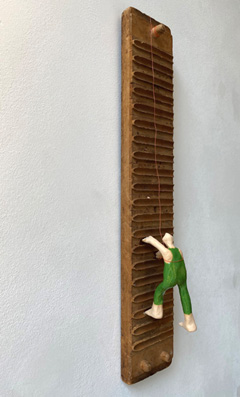 Kiki Demelinne, Klimmer, Keramiek op sigarenpers, 56x10x3 cm, €.165,-