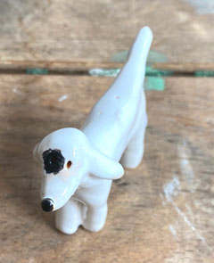 Kiki Demelinne, Hondje, 27 euro, Keramiek, 6x2x5 cm