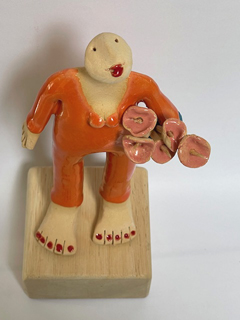 Kiki Demelinne, Oranje vrouw met roze bloemen, 100 euro, Keramiek en blokkendooshout, 21x10x9 cm