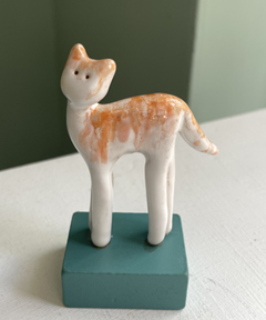 Kiki Demelinne, Rood/witte poes, 45 euro, Keramiek op blokkendoosblokje, 8 cm 