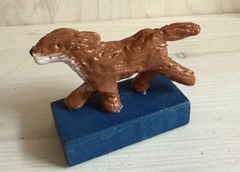 Kiki Demelinne, Bruine hond op blauw blokje, 50 euro, Keramiek, 7x9x4 cm