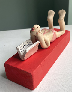 Kiki Demelinne, Lekker lezen, 135 euro, Keramiek, 78x15x15 cm