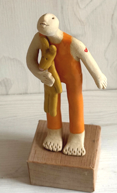 Kiki Demelinne, Man met haas, 135 euro, Keramiek, 21x8x6 cm