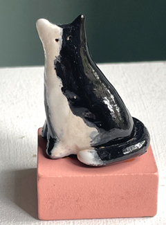 Kiki Demelinne, Poes op roze blokje, 45 euro, Keramiek, 6x4x3 cm