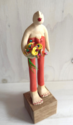 Kiki Demelinne, Rode vrouw met bloemen, 135 euro, Keramiek, 23x7x6 cm