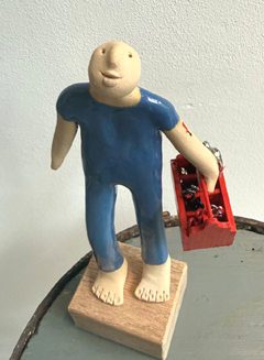 Kiki Demelinne, Timmerman, 140 euro, Keramiek met speelgoed timmerkist, 25x10x9 cm