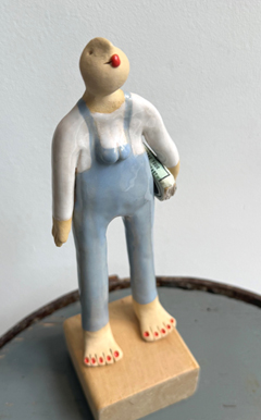 Kiki Demelinne, Vrouwtje met tuinbroek en boek, 140 euro, Keramiek, 23x8x7 cm