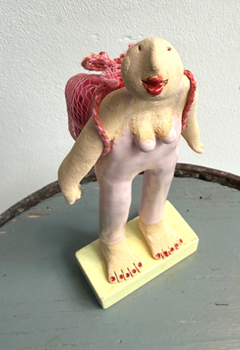 Kiki Demelinne, Vrouw met rugzakje, 105 euro, Keramiek, 19 cm