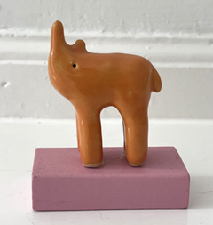 Kiki Demelinne, Neushoorn op roze blok, 40 euro, Keramiek, 7x6x3 cm