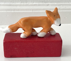 Kiki Demelinne, Vossie op rood blokje, 50 euro, Keramiek, 8x10x3 cm