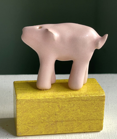 Kiki Demelinne, Spekkie op geel blokje, 50 euro, Keramiek op blokkendoosblokje, 7x5x3 cm