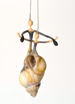 Linda Groen, Zomer, 200 euro, Gemengde techniek met schelp, 15x7x7 cm