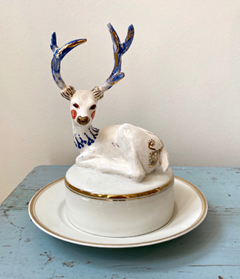 Marijke Janssen, Dear Deer, Keramiek op botervloot, 20x20 cm, €.225,-