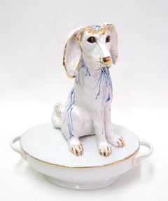 Marijke Janssen, Hond op de pot, Keramiek op oude dekschaal, 20x25x13 cm, €.595,-