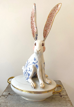 Marijke Janssen, Happy Hare, 595 euro, Keramiek met goud op vintage dekschaal, 49x30x20 cm