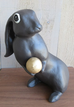 Liesbet Milort, Princess met gouden bal, hars, 30 cm, €.150,-