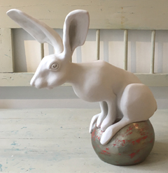 Liesbeth Milort, Haas op bol (kan ook buiten), Hars & bladzilver, 45 cm, €.750,-