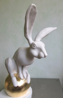 Liesbeth Milort, Haas op bol, Hars & bladgoud, 45 cm, €.750,-