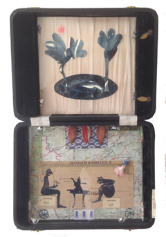 Tamar Rubinstein, Stapel met Hanglamp, Collage in oude doos, 33x27 cm, €.165,-
