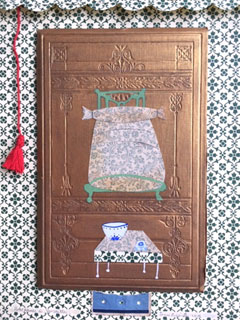 Tamar Rubinstein, Hotelkamer in versailles, Collage op bookcover in houten lijst, 27x21 cm, €.165,-