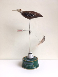 Tamar Rubinstein, Lood en veertje,  Gemengde techniek met visblikje, 23x6 cm, €95,-