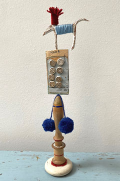 Tamar Rubinstein, Naaidoos, Object met diverse materialen, 26x8 cm, €.95,-
