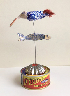 Tamar Rubinstein, Tonijnvogel, Gemengde techniek met papier maché en visblikje, 7x17 cm, €.95,-