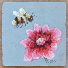 Aline Sprokkereef, Bijtje, 185 euro, Acryl op handgebakken tegel (incl ophangsysteem en blokstandaardje), 10x10 cm