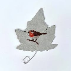 Renee Toonen, Roodborst op zilverberk, 225 euro, Kruissteekjes op gedroogde zilverberk in witte lijst, 30x30x5 cm