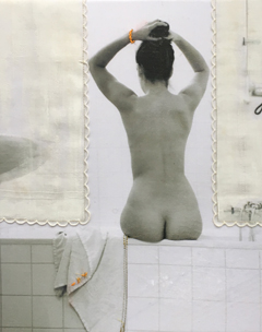 Annette van Waaijen,Op de badrand, Zwart/wit foto op doek met textiel en borduurwerk in baklijst, 30x24 cm, €.365,-