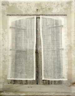 Annette van Waaijen, The Curtain, 315 euro, Gemengde techniek met foto/borduren/giethars in baklijstje, 24x30 cm